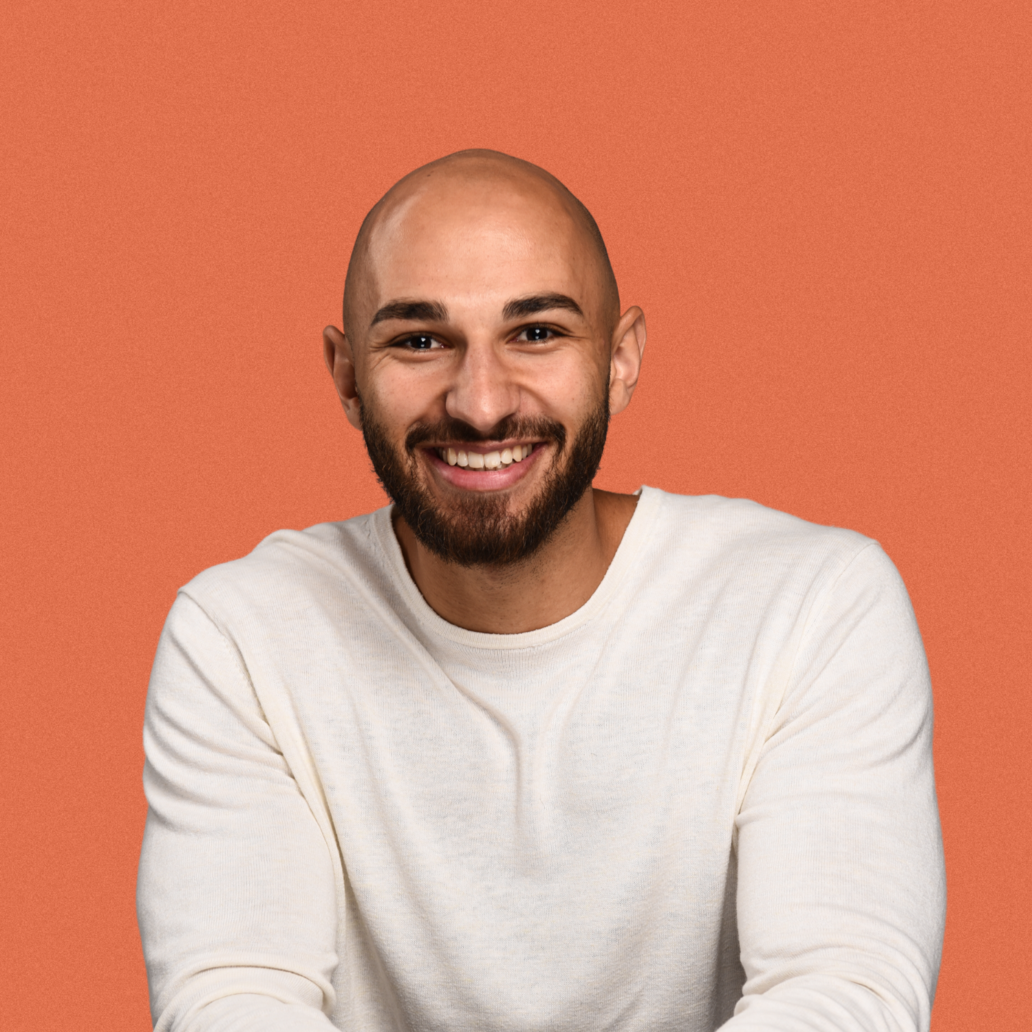Jonas Shahin, Autor, Podcaster und Gründer von KOMM KLAR DIGGA, auf einem Porträtfoto vor orangem Hintergrund.