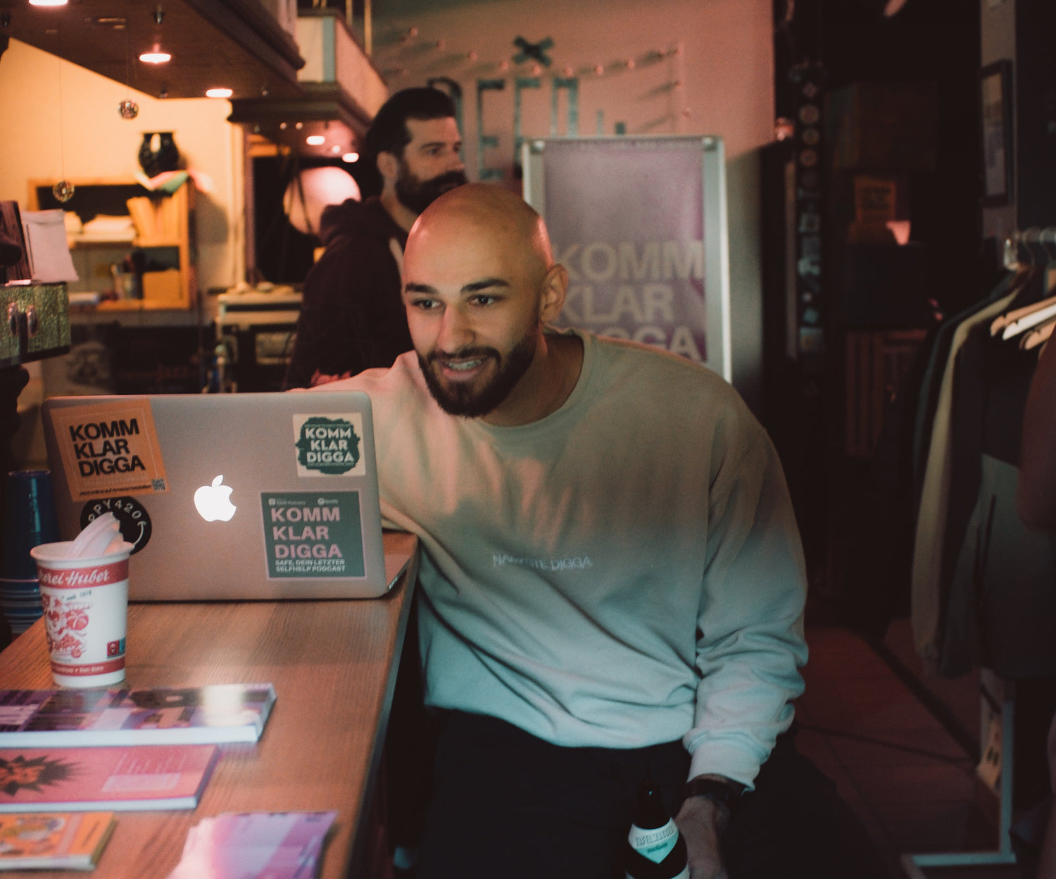 Jonas Shahin von KOMM KLAR DIGGA am MacBook beim Tag zum Klarkommen in Rosenheim