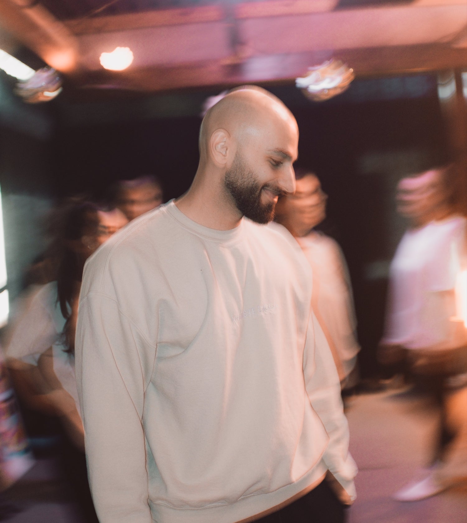 Jonas Shahin bei einem KOMM KLAR DIGGA Event – Momentaufnahme in Bewegung, Symbol für Präsenz, Bewusstsein und echte Begegnung.